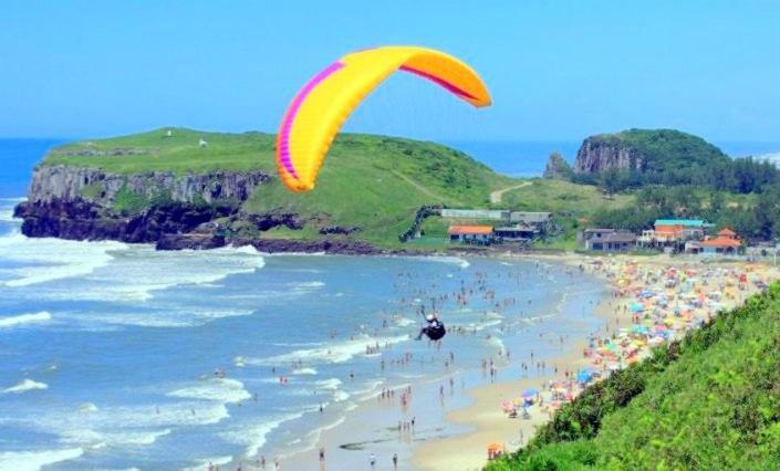 KITNET S1 em TORRES-RS - ÓTIMO CUSTO BENEFICIO na mais bela praia Gaúcha - Cozinha - Banheiro - Ar condicionado - TV e Wi-Fi - Estacionamento - Acomoda até 5 pessoas - Anfitriã Superhost no BnB Exterior foto
