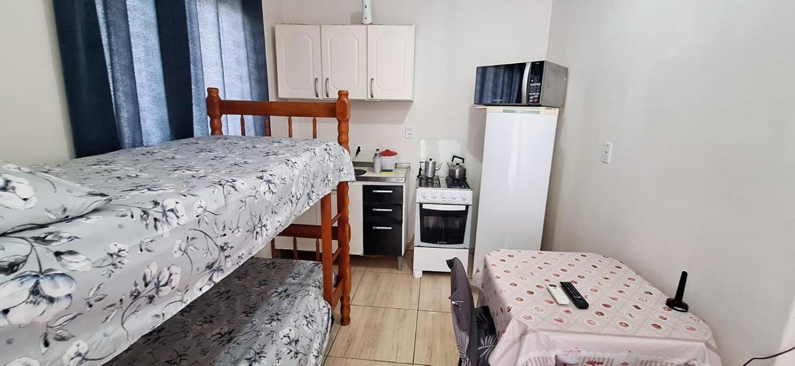 KITNET S1 em TORRES-RS - ÓTIMO CUSTO BENEFICIO na mais bela praia Gaúcha - Cozinha - Banheiro - Ar condicionado - TV e Wi-Fi - Estacionamento - Acomoda até 5 pessoas - Anfitriã Superhost no BnB Exterior foto