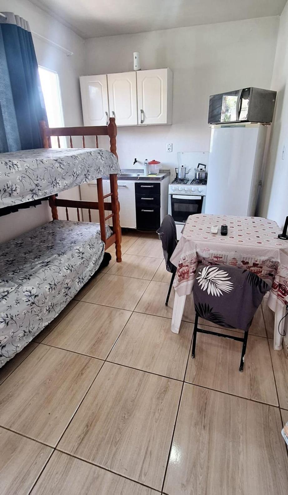 KITNET S1 em TORRES-RS - ÓTIMO CUSTO BENEFICIO na mais bela praia Gaúcha - Cozinha - Banheiro - Ar condicionado - TV e Wi-Fi - Estacionamento - Acomoda até 5 pessoas - Anfitriã Superhost no BnB Exterior foto