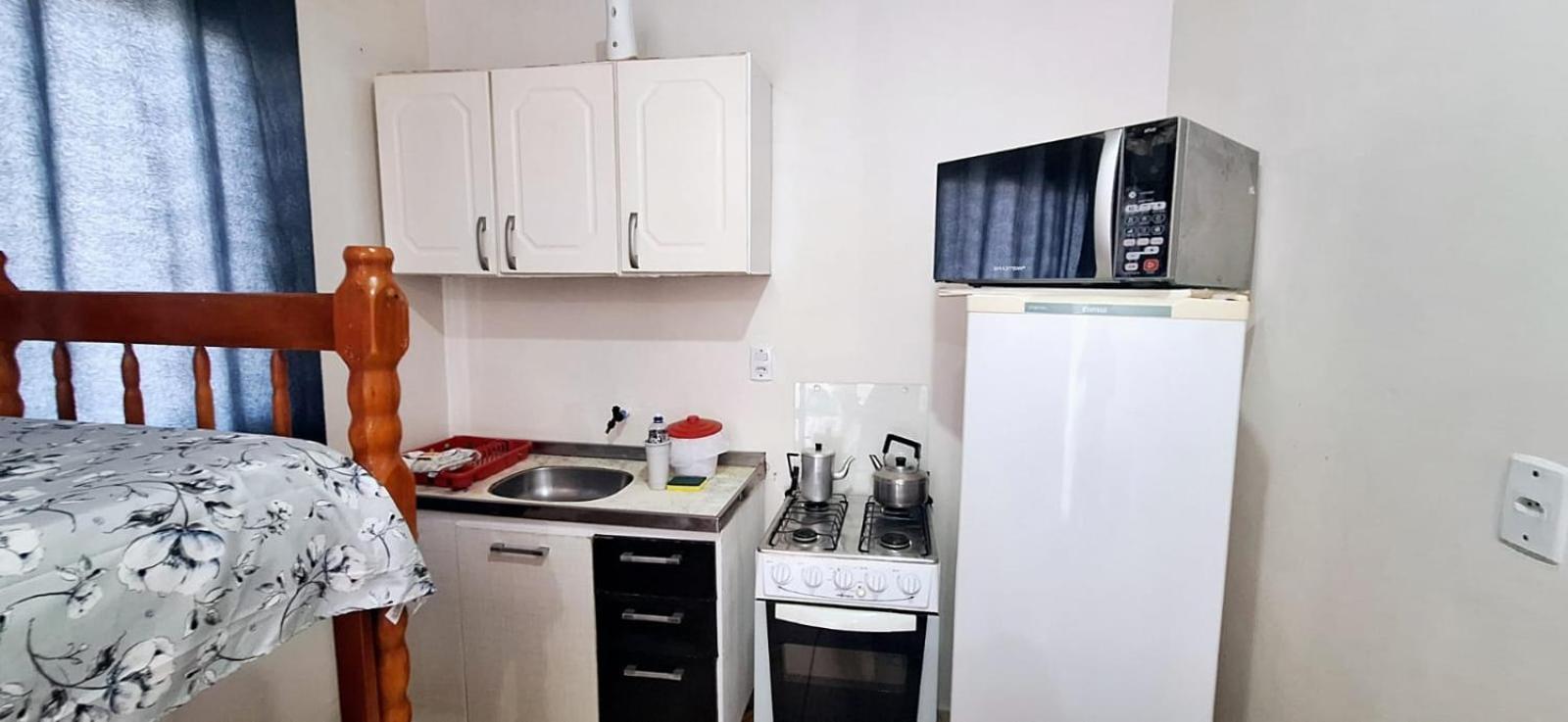 KITNET S1 em TORRES-RS - ÓTIMO CUSTO BENEFICIO na mais bela praia Gaúcha - Cozinha - Banheiro - Ar condicionado - TV e Wi-Fi - Estacionamento - Acomoda até 5 pessoas - Anfitriã Superhost no BnB Exterior foto