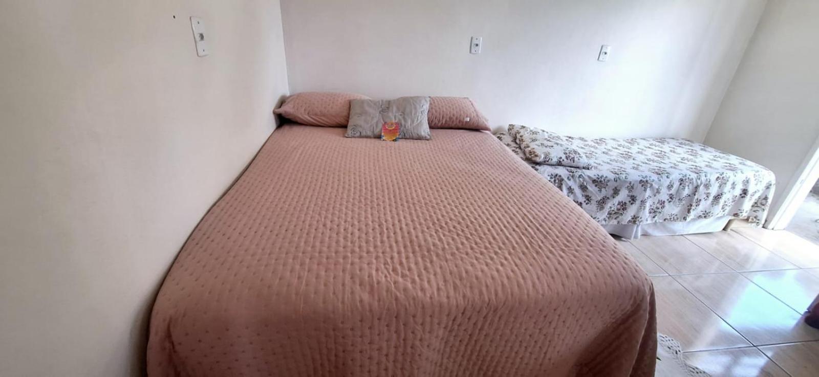 KITNET S1 em TORRES-RS - ÓTIMO CUSTO BENEFICIO na mais bela praia Gaúcha - Cozinha - Banheiro - Ar condicionado - TV e Wi-Fi - Estacionamento - Acomoda até 5 pessoas - Anfitriã Superhost no BnB Exterior foto