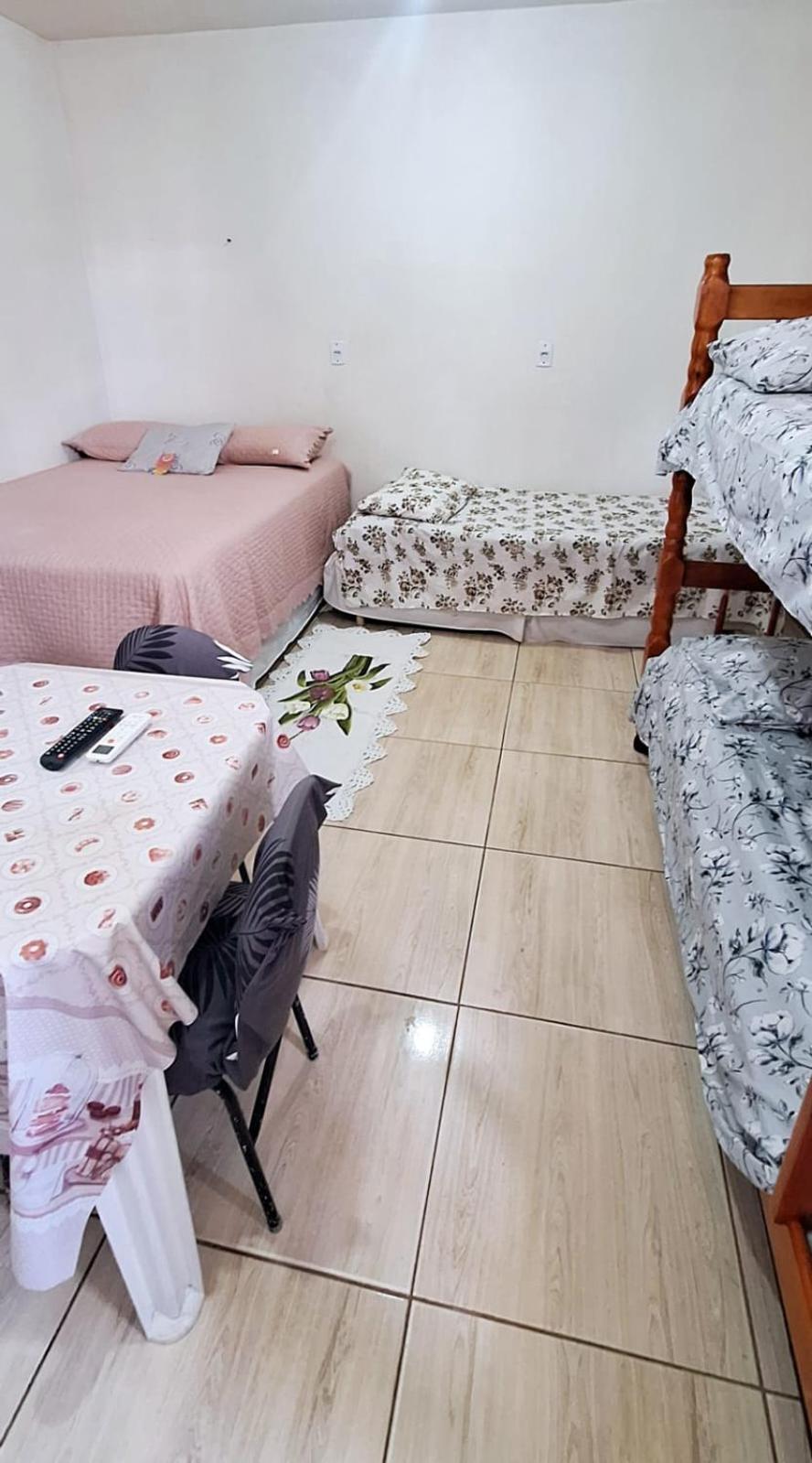 KITNET S1 em TORRES-RS - ÓTIMO CUSTO BENEFICIO na mais bela praia Gaúcha - Cozinha - Banheiro - Ar condicionado - TV e Wi-Fi - Estacionamento - Acomoda até 5 pessoas - Anfitriã Superhost no BnB Exterior foto