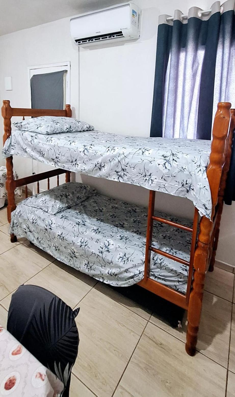 KITNET S1 em TORRES-RS - ÓTIMO CUSTO BENEFICIO na mais bela praia Gaúcha - Cozinha - Banheiro - Ar condicionado - TV e Wi-Fi - Estacionamento - Acomoda até 5 pessoas - Anfitriã Superhost no BnB Exterior foto
